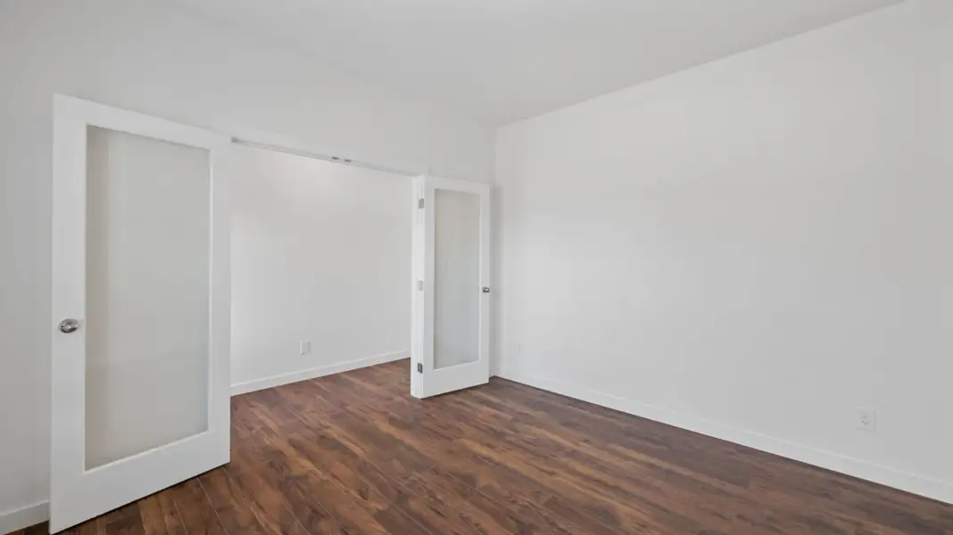 Spacious, unfurnished interior of a new home in Lone Oaks Farm, Cleveland (Image 10).