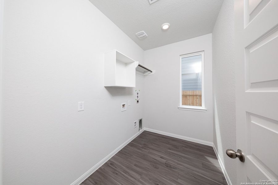 Spacious, unfurnished interior of a new home in Cinco Lakes, San Antonio (Image 11).
