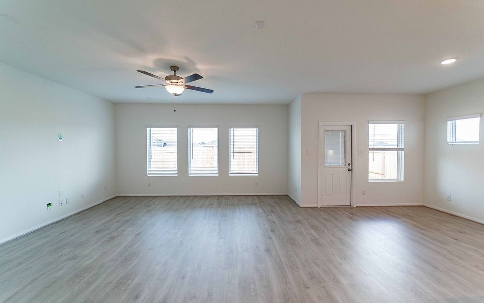 Spacious, unfurnished interior of a new home in Paramount, Kyle (Image 9).