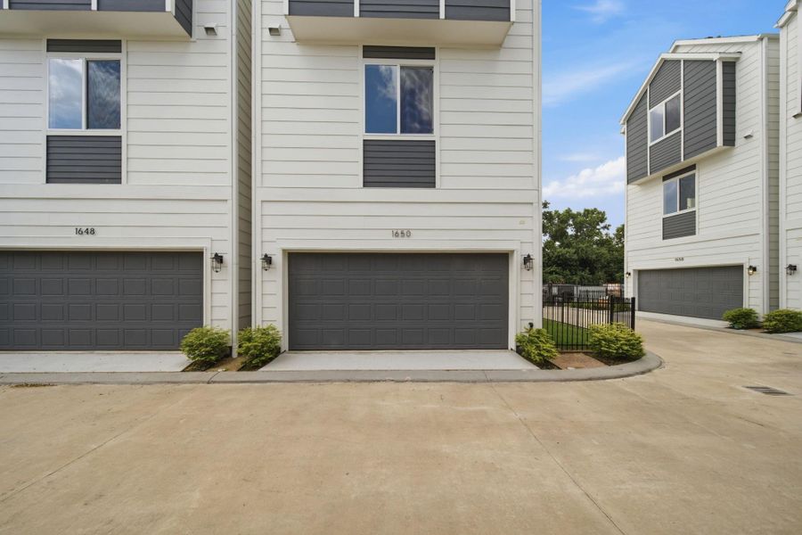 Striking contemporary architecturecreates instant curb appeal withcrisp white siding, charcoalaccents, dramatic gables, andoversized windows. A gatedstreetscape, manicured lawn, andprivate walkways add a polishedwelcome to this thoughtfullydesigned residential community.