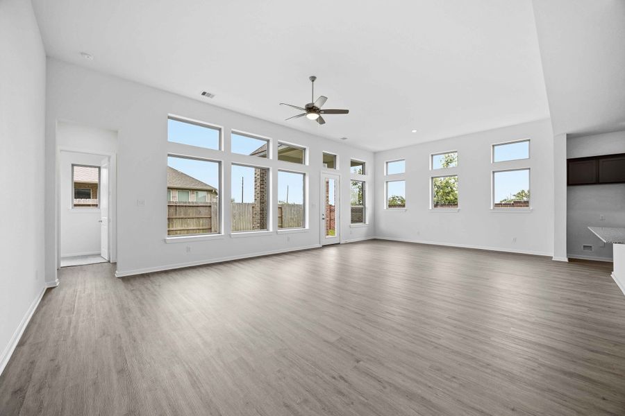 Spacious, unfurnished interior of a new home in Canterra Creek 60', Rosharon (Image 18). Spacious, unfurnished interior of a new home in Canterra Creek 60', Rosharon (Image 18).