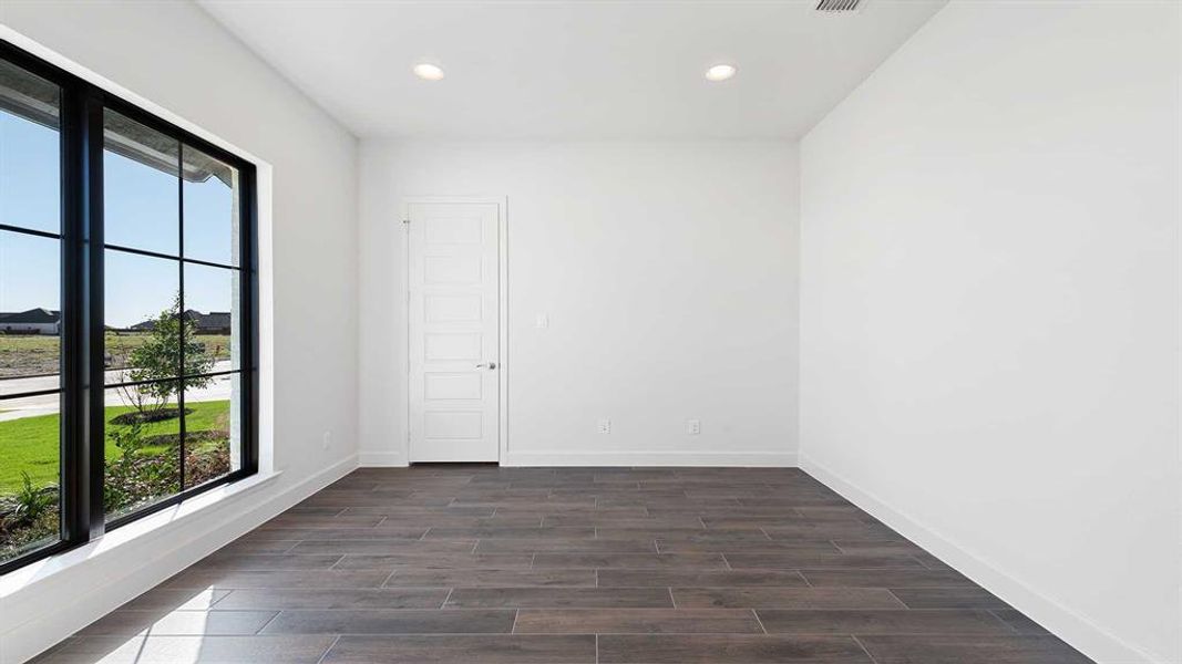 Spacious, unfurnished interior of a new home in Myrtle Creek 71', Waxahachie (Image 17). Spacious, unfurnished interior of a new home in Myrtle Creek 71', Waxahachie (Image 17).