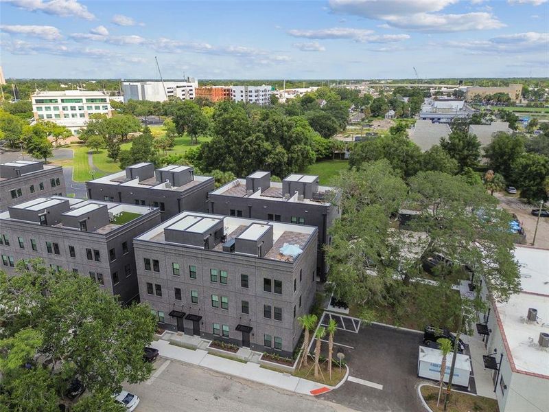 Condo located in Tampa, FL showcasing its design and architecture (Image 34).