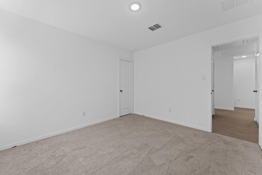 Spacious, unfurnished interior of a new home in Friendship Oaks, Fredericksburg (Image 17).