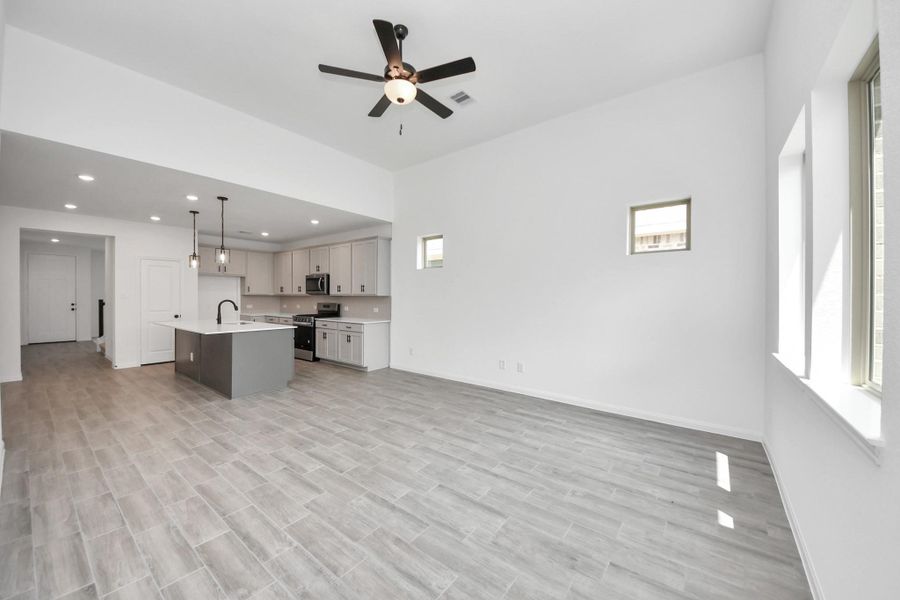 Spacious, unfurnished interior of a new home in , Katy (Image 13).