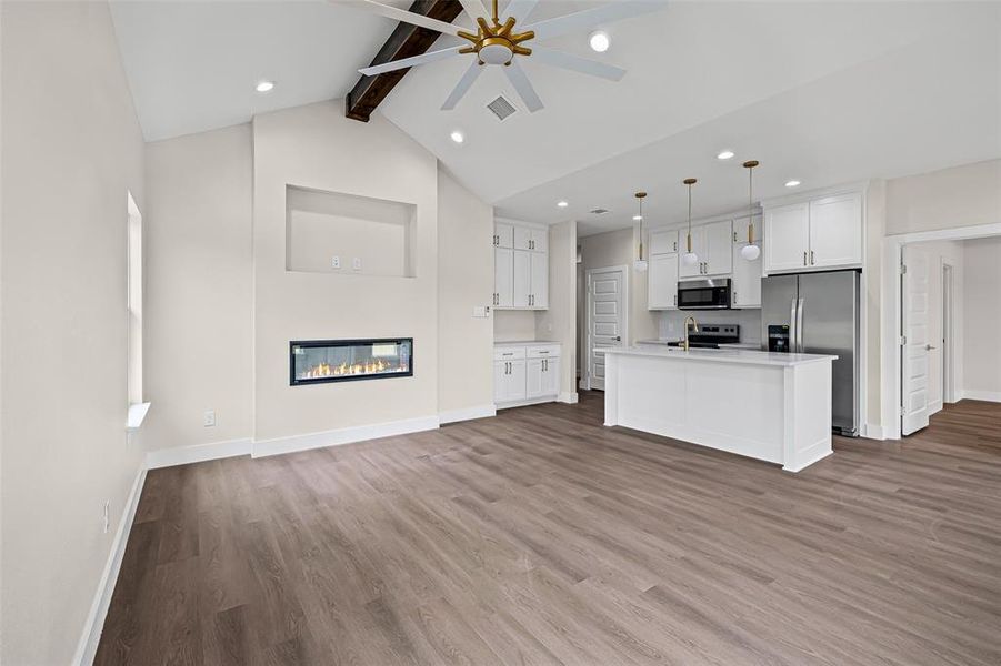 Spacious, unfurnished interior of a new home in , Granbury (Image 37).