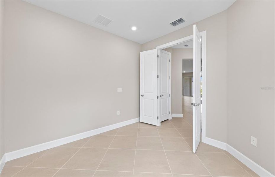 Spacious, unfurnished interior of a new home in BeachWalk by Manasota Key, Englewood (Image 16).