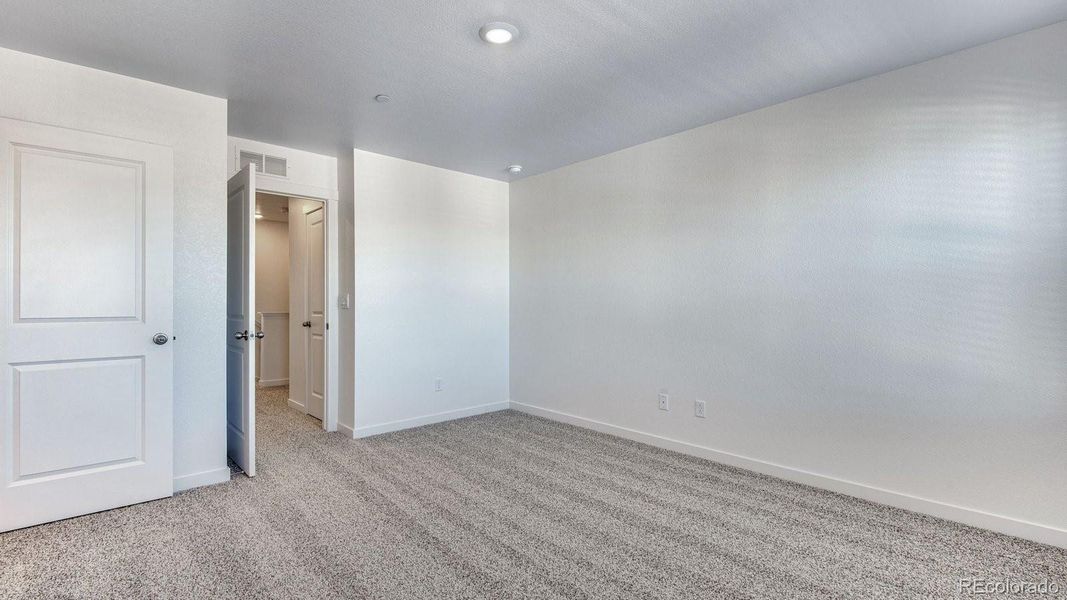 Spacious, unfurnished interior of a new home in Settlers Crossing, Commerce City (Image 17).