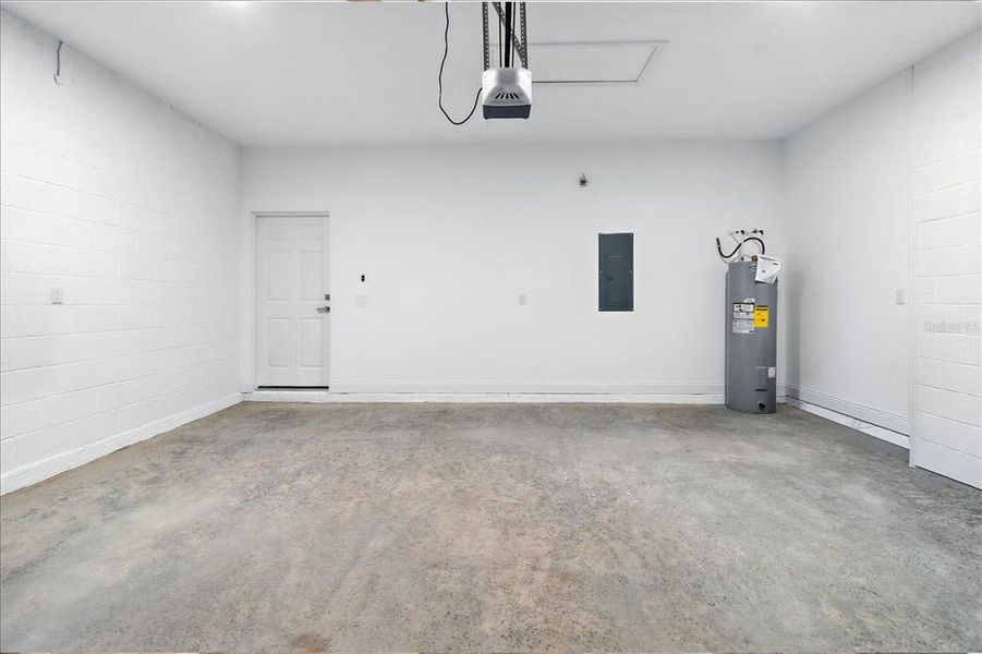 Spacious, unfurnished interior of a new home in , Citrus Springs (Image 29).