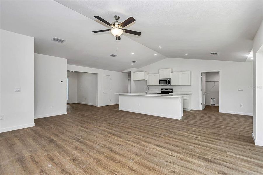 Spacious, unfurnished interior of a new home in , Dunnellon (Image 18).
