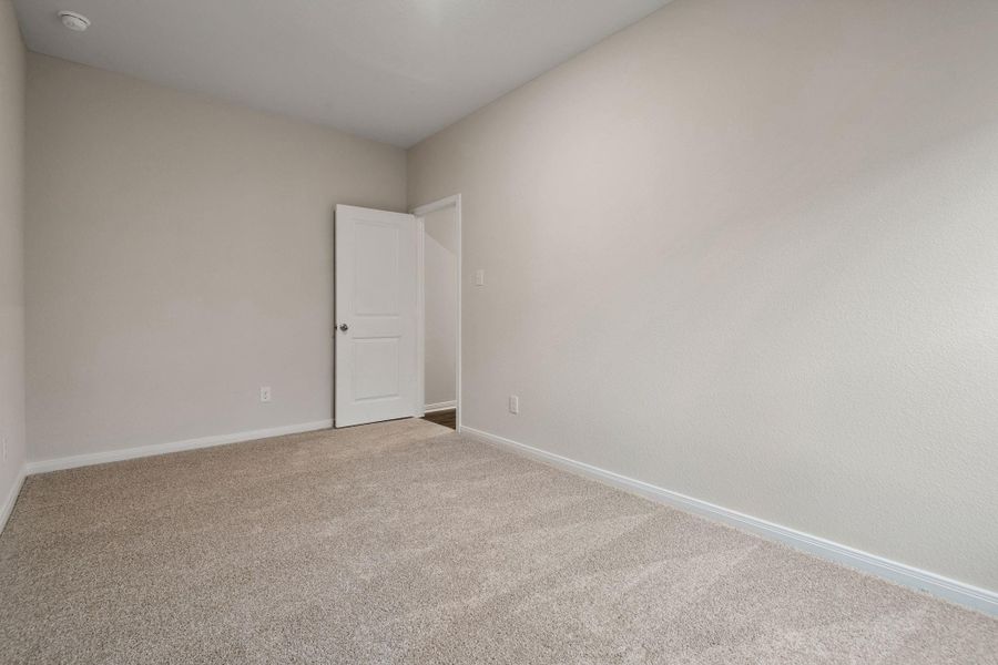 Spacious, unfurnished interior of a new home in Sweetwater Ridge, Conroe (Image 12).