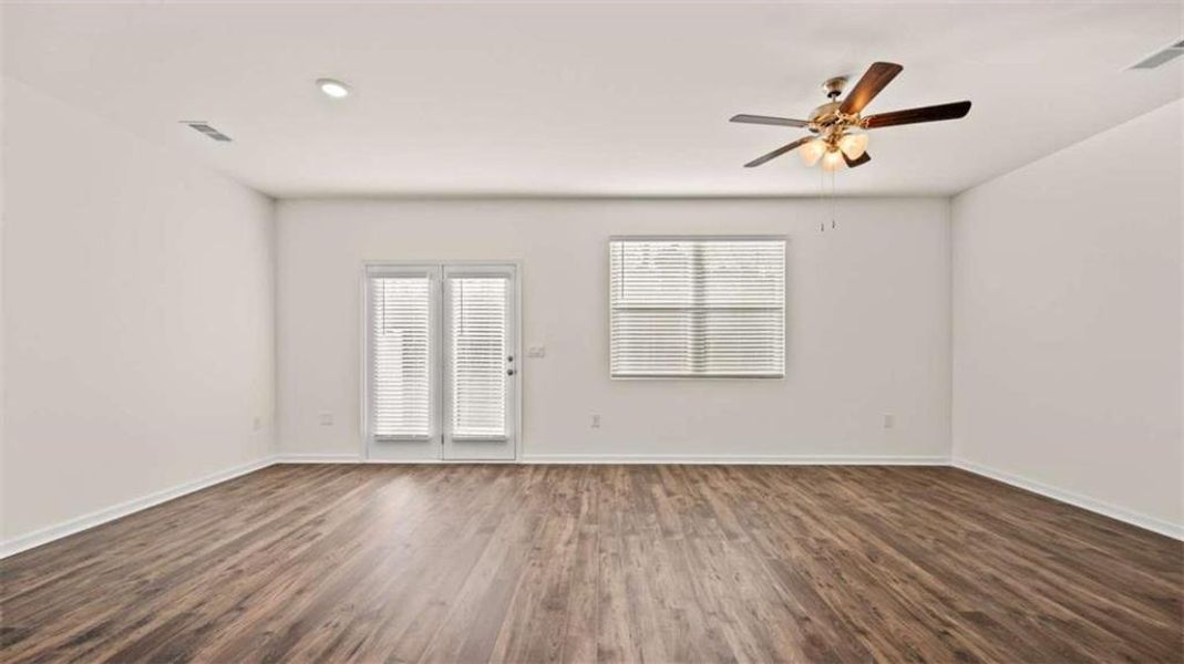 Spacious, unfurnished interior of a new home in Inverness at Sugarloaf, Lawrenceville (Image 28).