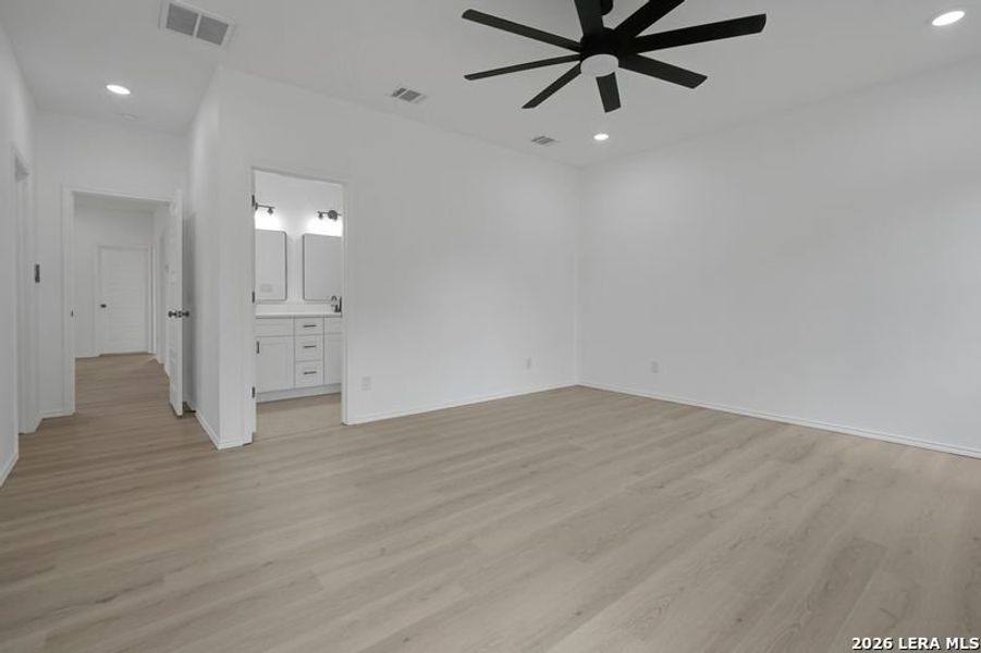 Spacious, unfurnished interior of a new home in , San Antonio (Image 23).