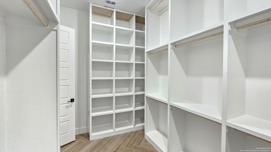 Spacious, unfurnished interior of a new home in , La Vernia (Image 27).