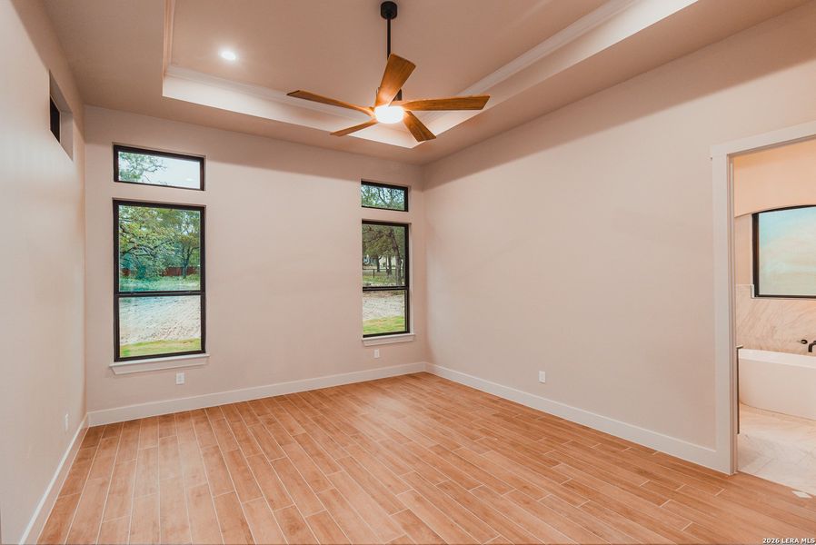 Spacious, unfurnished interior of a new home in , La Vernia (Image 25).