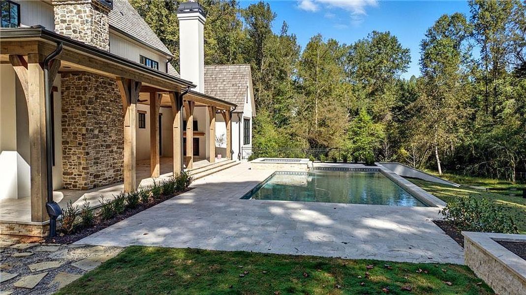 Exterior details and patio area of a home in Crossroads, Alpharetta (Image 35).