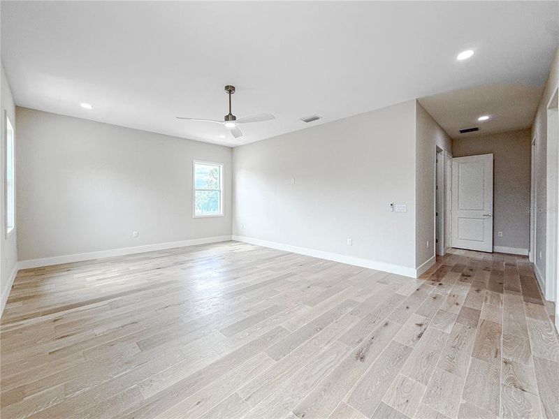 Spacious, unfurnished interior of a new home in , Tampa (Image 28).