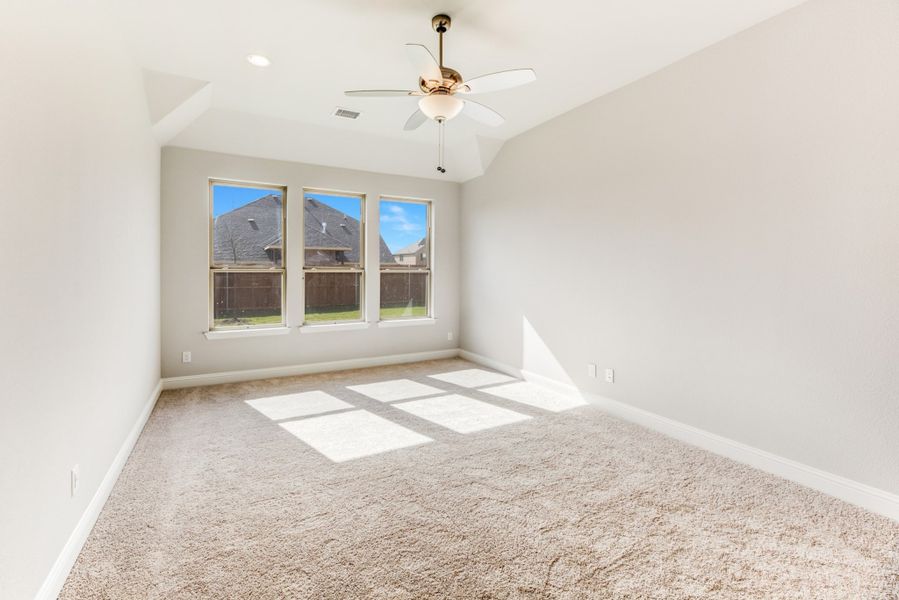 Representative unfurnished interior of a home built from the Nueces by UnionMain Homes in Lake Breeze, Lavon (Image 40).