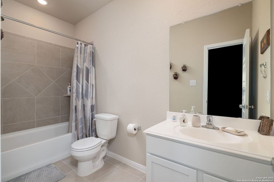 Furnished interior view inside a new home in Greenspoint Heights, Seguin (Image 10).