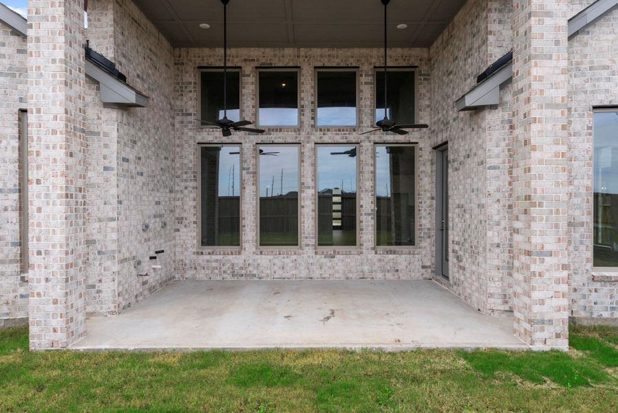 Exterior details and patio area of a home in Valencia, Manvel (Image 4).