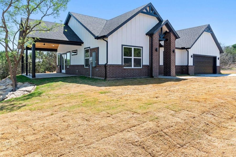 Exterior details and patio area of a home in , Granbury (Image 22).