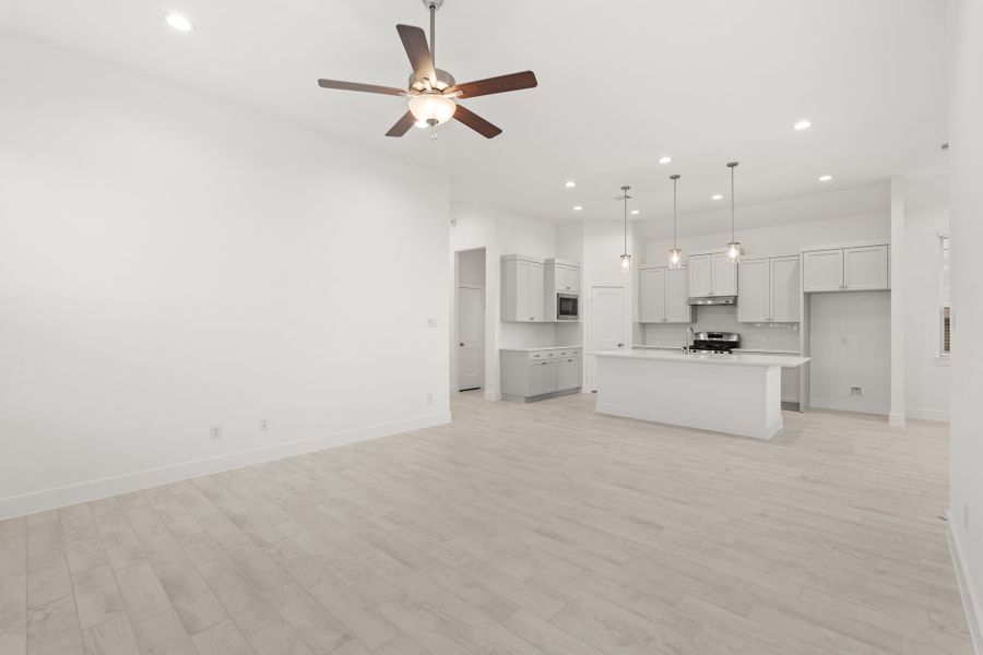 Spacious, unfurnished interior of a new home in Riceland, Mont Belvieu (Image 25).