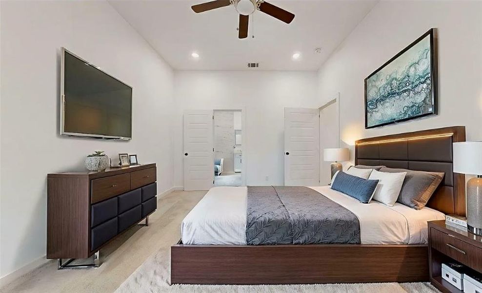 Vaulted ceiling with recessed lighting and ceiling fan