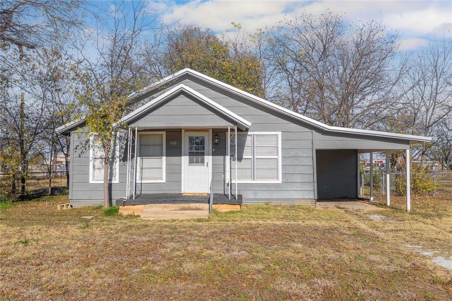 Exterior details and patio area of a home in , Brownwood (Image 17).