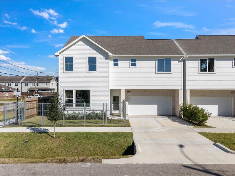 Thoughtfully designed, free-standing homes by Parra Homes offering modern comfort just minutes from Downtown Houston & East River’s restaurants, golf & entertainment. Thoughtfully designed, free-standing homes by Parra Homes offering modern comfort just minutes from Downtown Houston & East River’s restaurants, golf & entertainment.