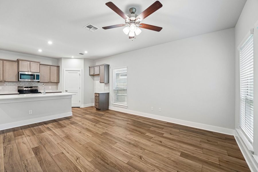 Spacious, unfurnished interior of a new home in Three Creeks, Belton (Image 11).