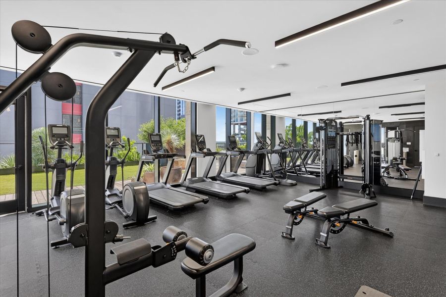 Equipped fitness area with views of the city, perfect for an active lifestyle.