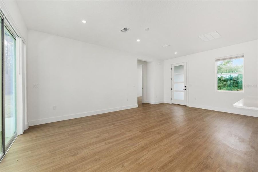 Spacious, unfurnished interior of a new home in , Ocala (Image 13).