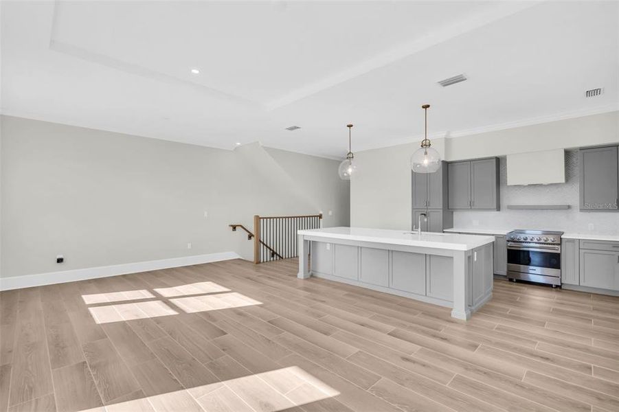 Spacious, unfurnished interior of a new home in , St. Petersburg (Image 25).