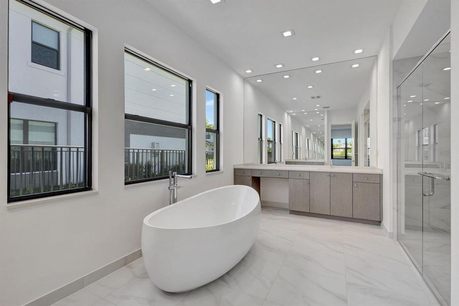 Main Bathroom Main Bathroom