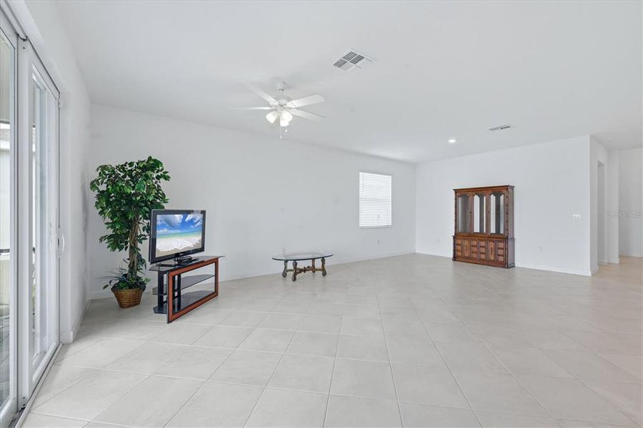 Spacious, unfurnished interior of a new home in , Englewood (Image 19).