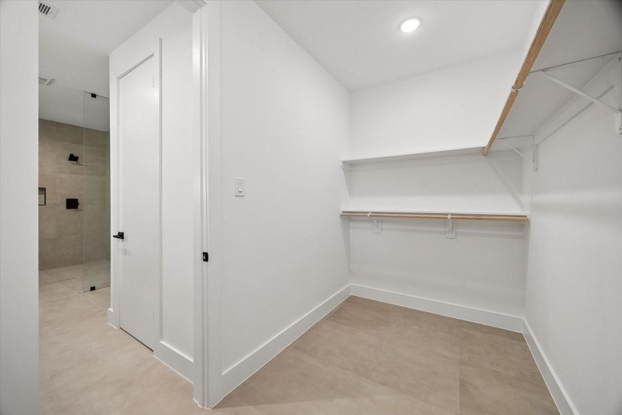 Spacious, unfurnished interior of a new home in , Conroe (Image 24).