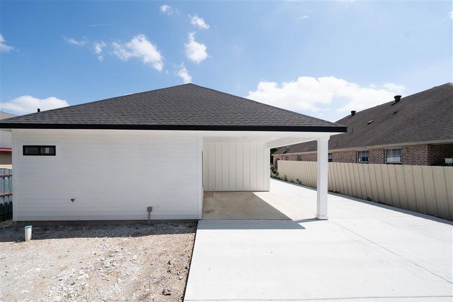 Exterior details and patio area of a home in , Dallas (Image 4).