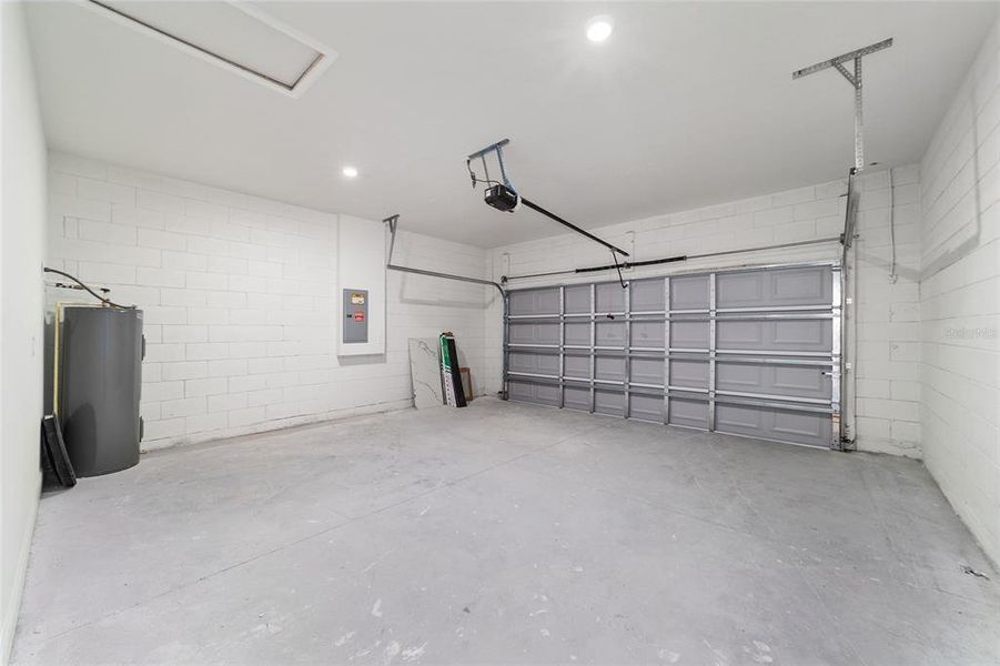 Spacious, unfurnished interior of a new home in , Citrus Springs (Image 31).