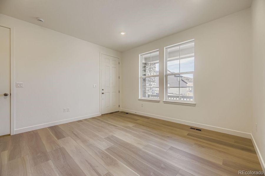 Spacious, unfurnished interior of a new home in Ken-Caryl Ranch, Littleton (Image 17).