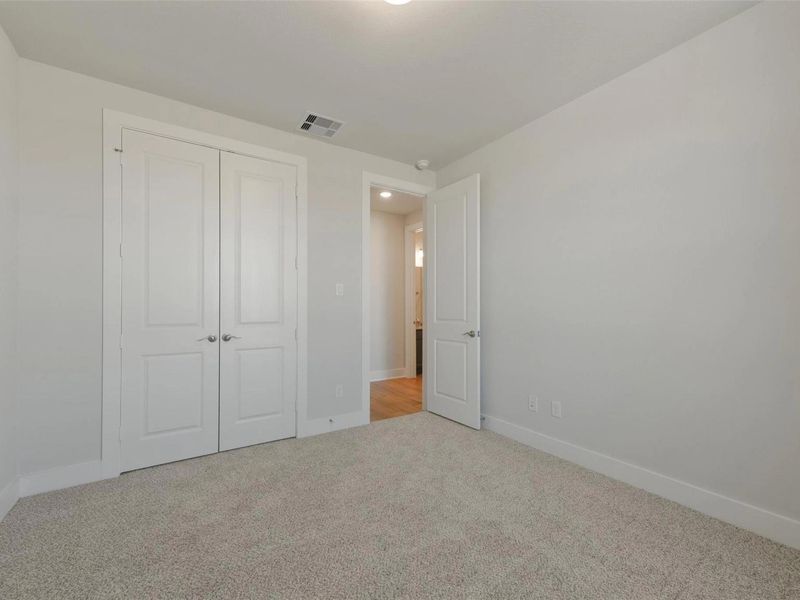 Spacious, unfurnished interior of a new home in Lago Mar, Texas City (Image 27).