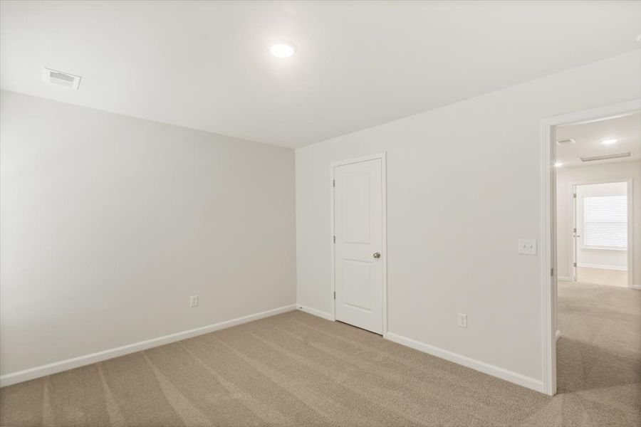 Spacious, unfurnished interior of a new home in Heritage Bay, Sumter (Image 30).