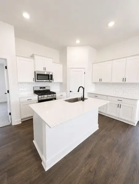 Furnished interior view inside a new home in River Ranch Trails, Dayton (Image 4).