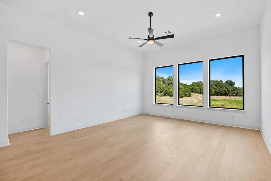 Spacious, unfurnished interior of a new home in Wolf Ranch South Fork, Georgetown (Image 7).
