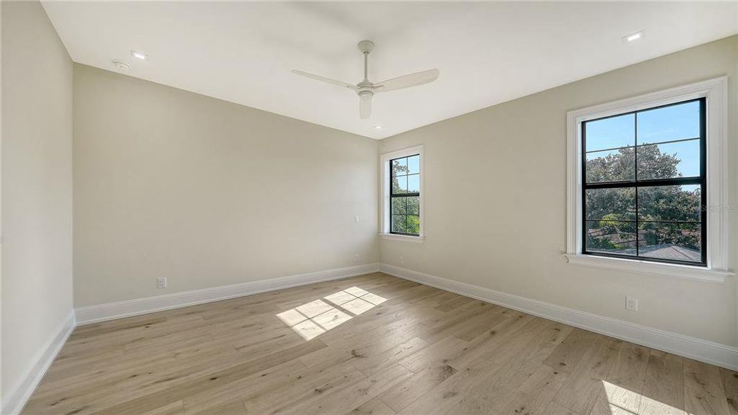 Spacious, unfurnished interior of a new home in , Sarasota (Image 24).