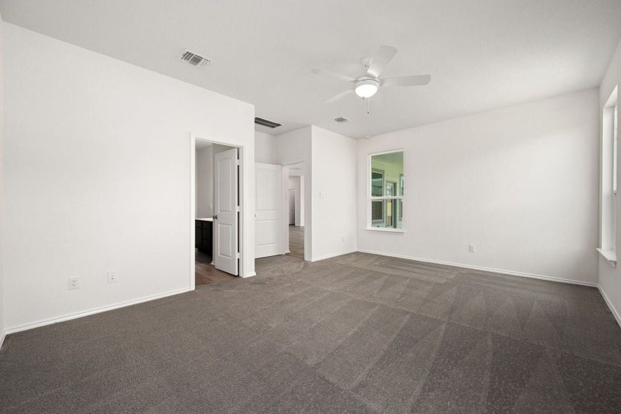 Spacious, unfurnished interior of a new home in River Bluff, Leander (Image 6).