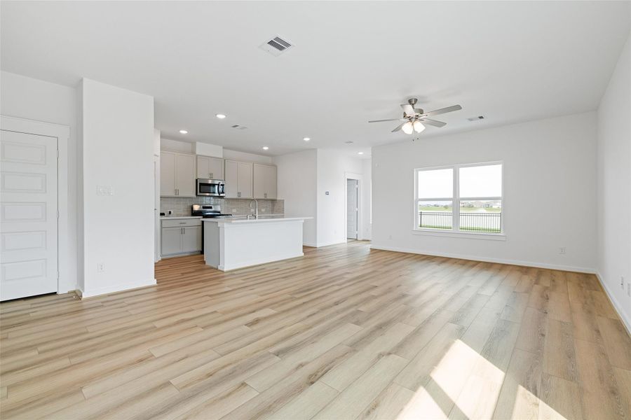 Spacious, unfurnished interior of a new home in Sunterra, Katy (Image 26). Spacious, unfurnished interior of a new home in Sunterra, Katy (Image 26).