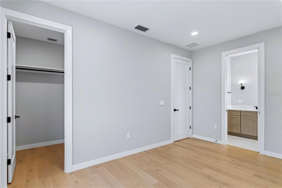 Spacious, unfurnished interior of a new home in , Orlando (Image 19).