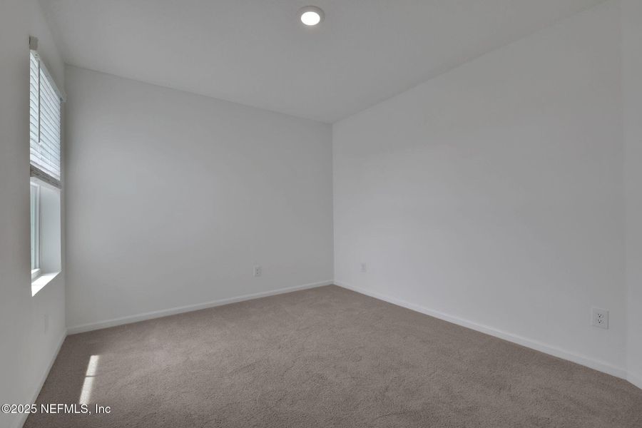 Spacious, unfurnished interior of a new home in , Middleburg (Image 15).