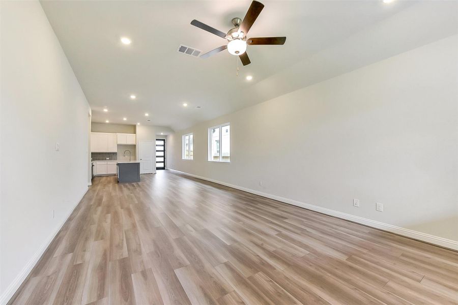 Spacious, unfurnished interior of a new home in Evergreen 40', Conroe (Image 27).