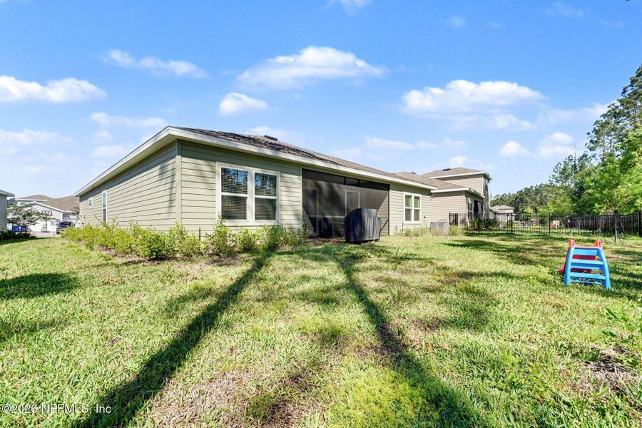 Exterior details and patio area of a home in , Yulee (Image 20).